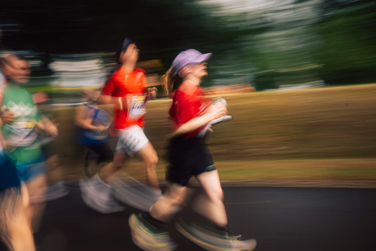 zwei Läuferinnen farbig